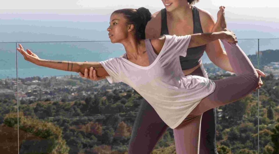 full-shot-woman-trying-yoga-pose (1)