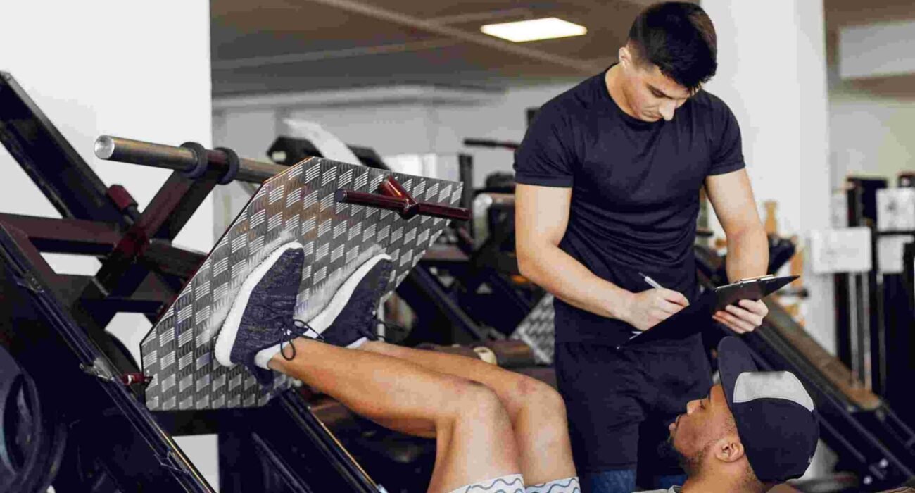two-handsome-men-is-engaged-gym (2) (1)